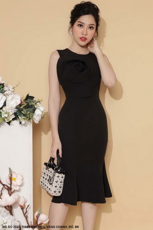 ĐẦM ĐÍNH HOA HỒNG LỚN TRƯỚC NGỰC
