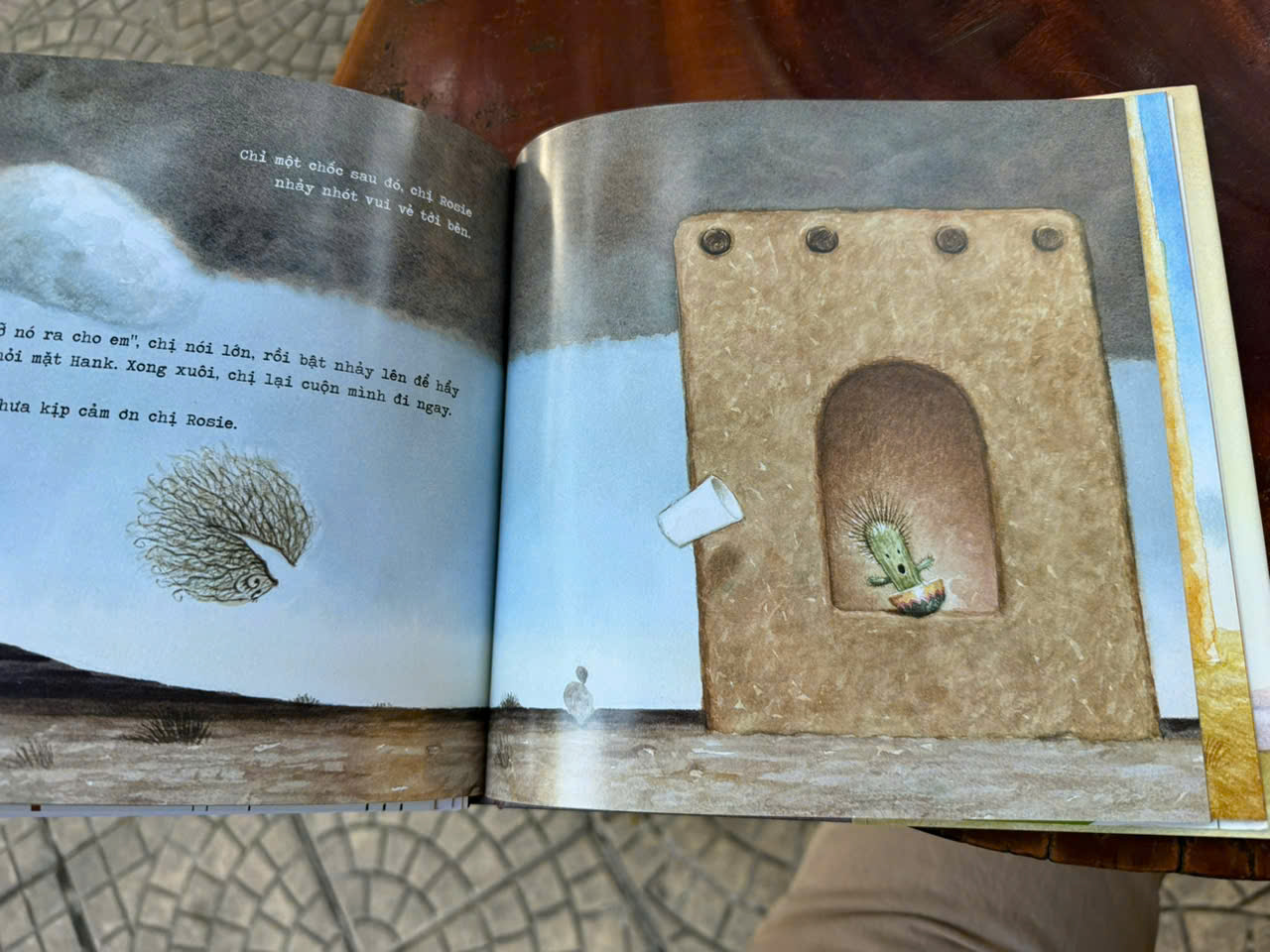 (Bìa cứng in màu) XƯƠNG RỒNG CŨNG CẦN LẮM MỘT CÁI ÔM – Carter Goodrich – Hà Thy dịch – Crabit Kidbooks – NXB Hà Nội