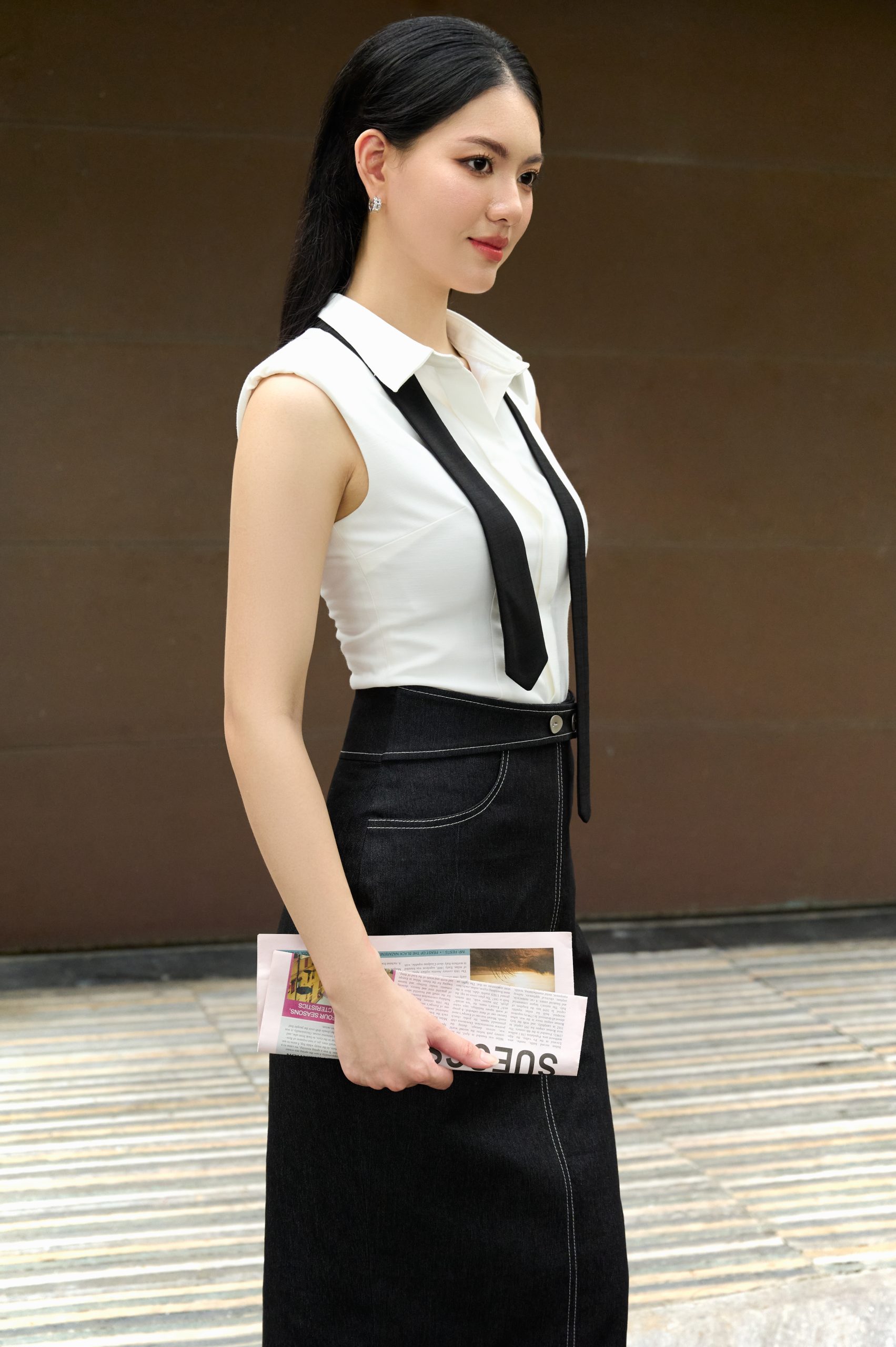 Dylis Shirt Áo sơ mi vai rộng, không tay, nẹp Y, cổ có chân, nẹp bẻ cách điệu, ôm eo