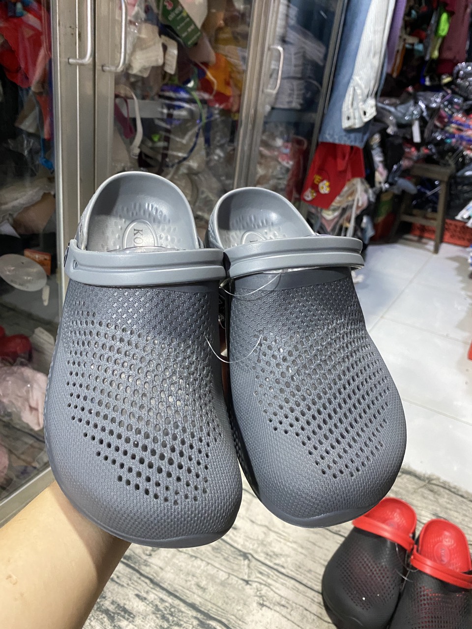 DÉP SỤC NHỰA ĐI MƯA LỖ NHỎ THOÁNG KHÍ NAM SIZE 40-44 ĐỦ MÀU