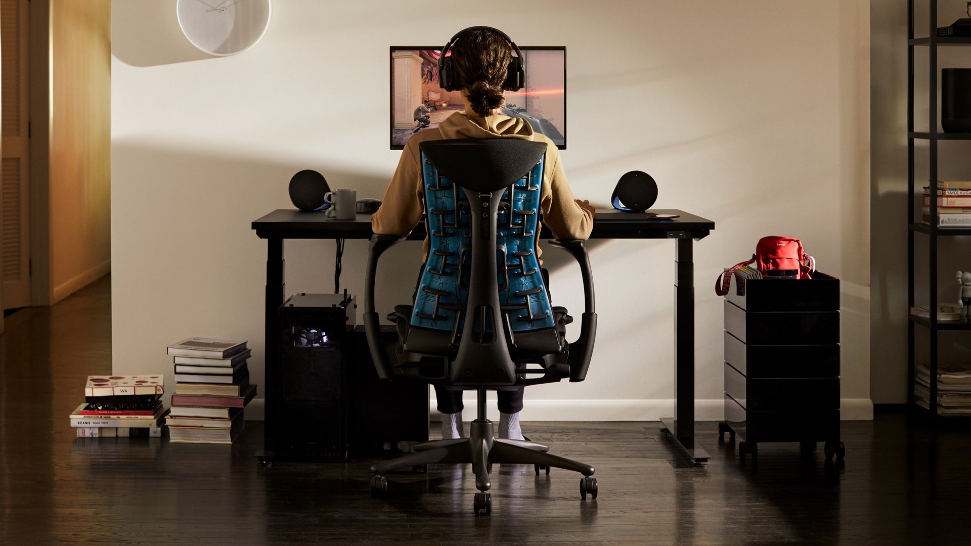 Ghế công thái học Herman Miller Embody & Logitech G, ghế làm việc đứng đầu về hỗ trợ cột sống
