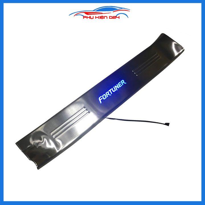 Bộ nẹp bước chân trong Inox Fortuner 2017-2018-2019-2020-2021-2022 có đèn Led chống trầy xước, trang trí xe hơi