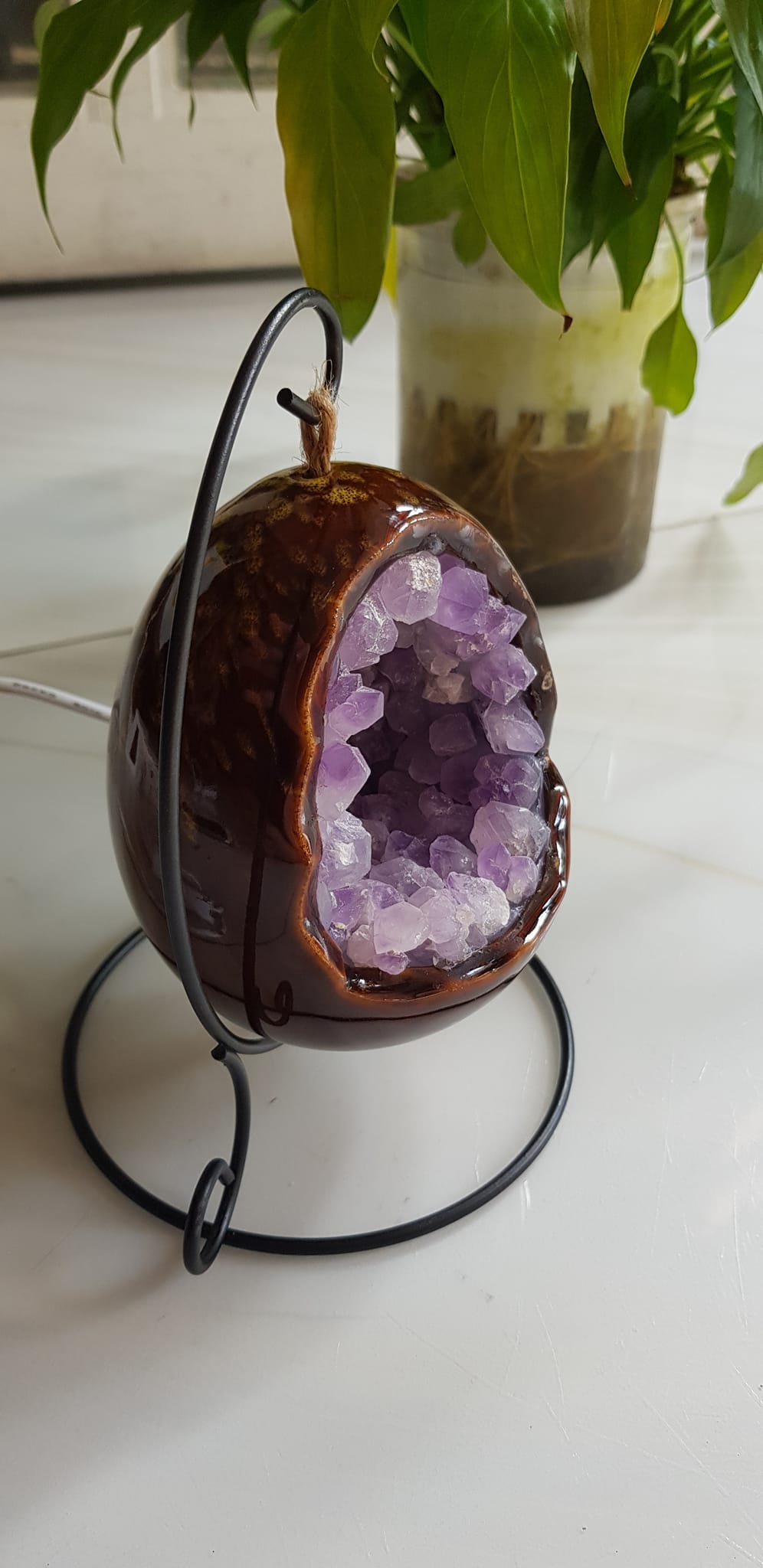 Miếng thạch anh tím tự nhiên hốc sâu có đế kiểu có đèn điện công dụng hút tài lộc Size cả chân Cao 16cm đk 12cm miếng tím cao 10cm x đk 8cm Anh Chị để bàn trang trí nhà bàn thờ Thần Tài và treo trong phòng làm đèn ngủ may mắn màu tím thật sự rất tốt đẹp ạ