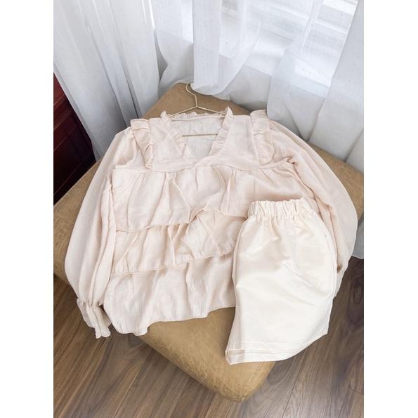 Set áo bèo cổ V 3 tầng tay dài loe kèm quần shorts kem