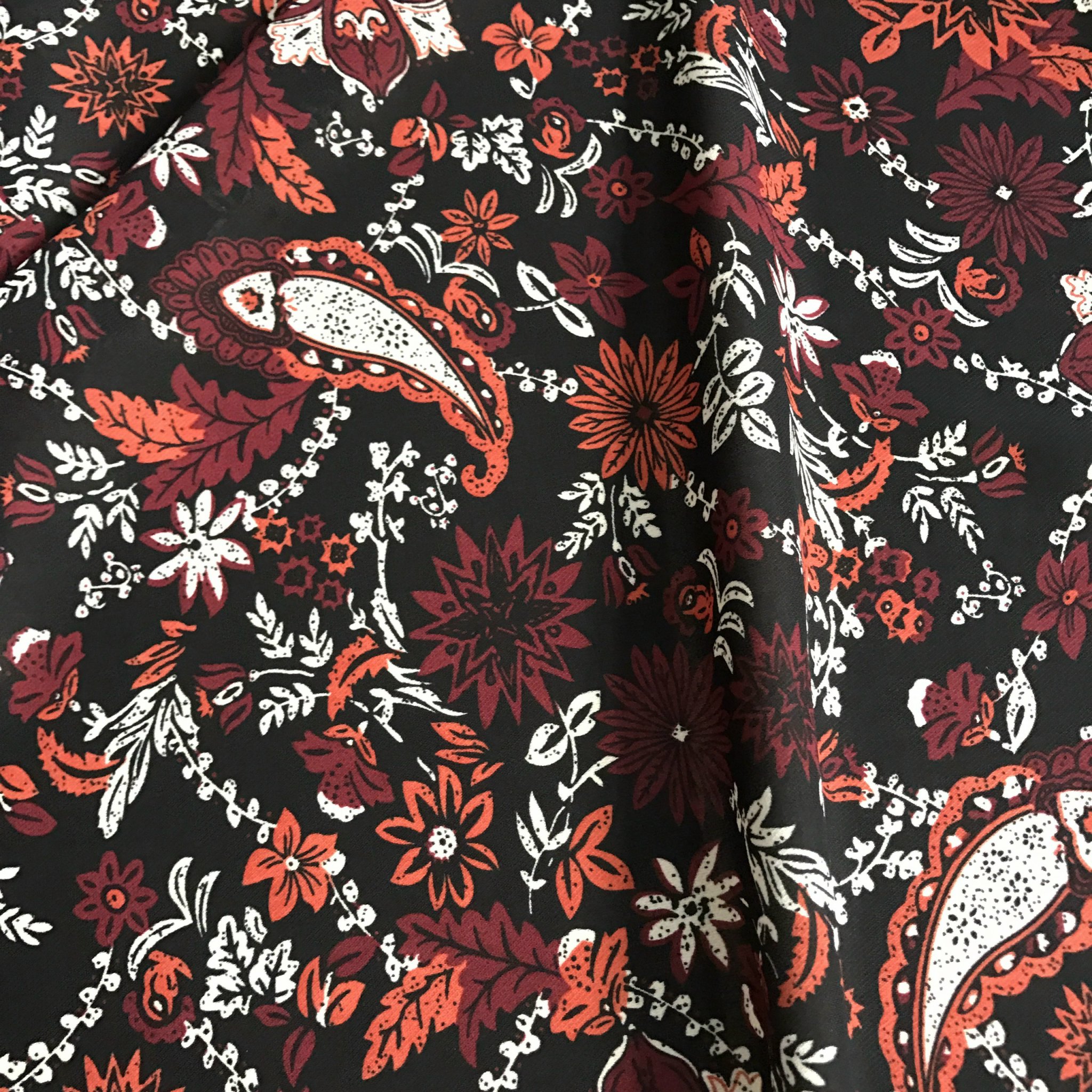 Vải lụa tằm mềm mát họa tiết hoa đỏ nâu nền đen