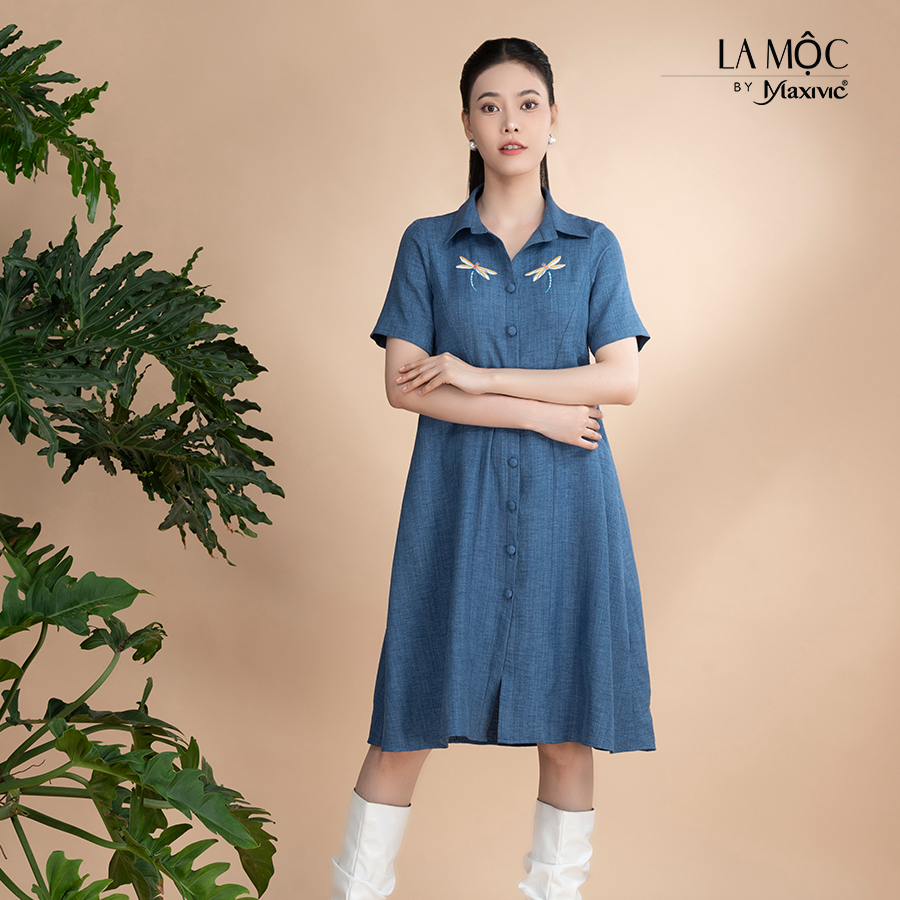 Đầm xô lụa xanh jeans thêu hoa, cổ sơmi La Mộc - LM022423N