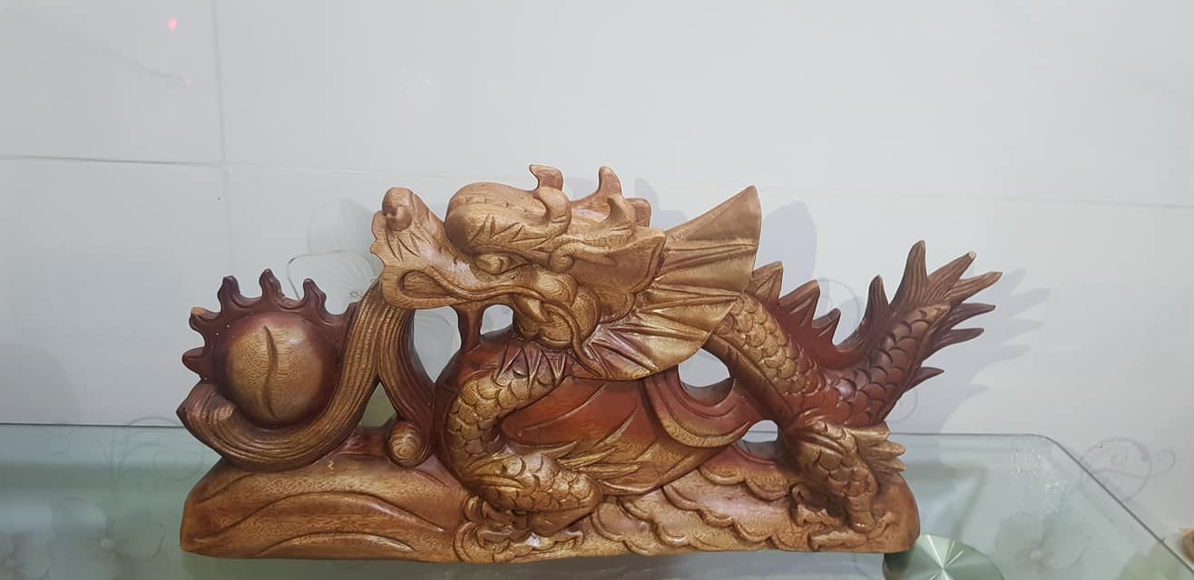 Tượng Rồng lửa Gỗ 50cmx22cmx6cm Anh Chị trưng: bàn, trang trí nhà cửa Màu Vàng đỏ nhẹ sáng đẹp ạ