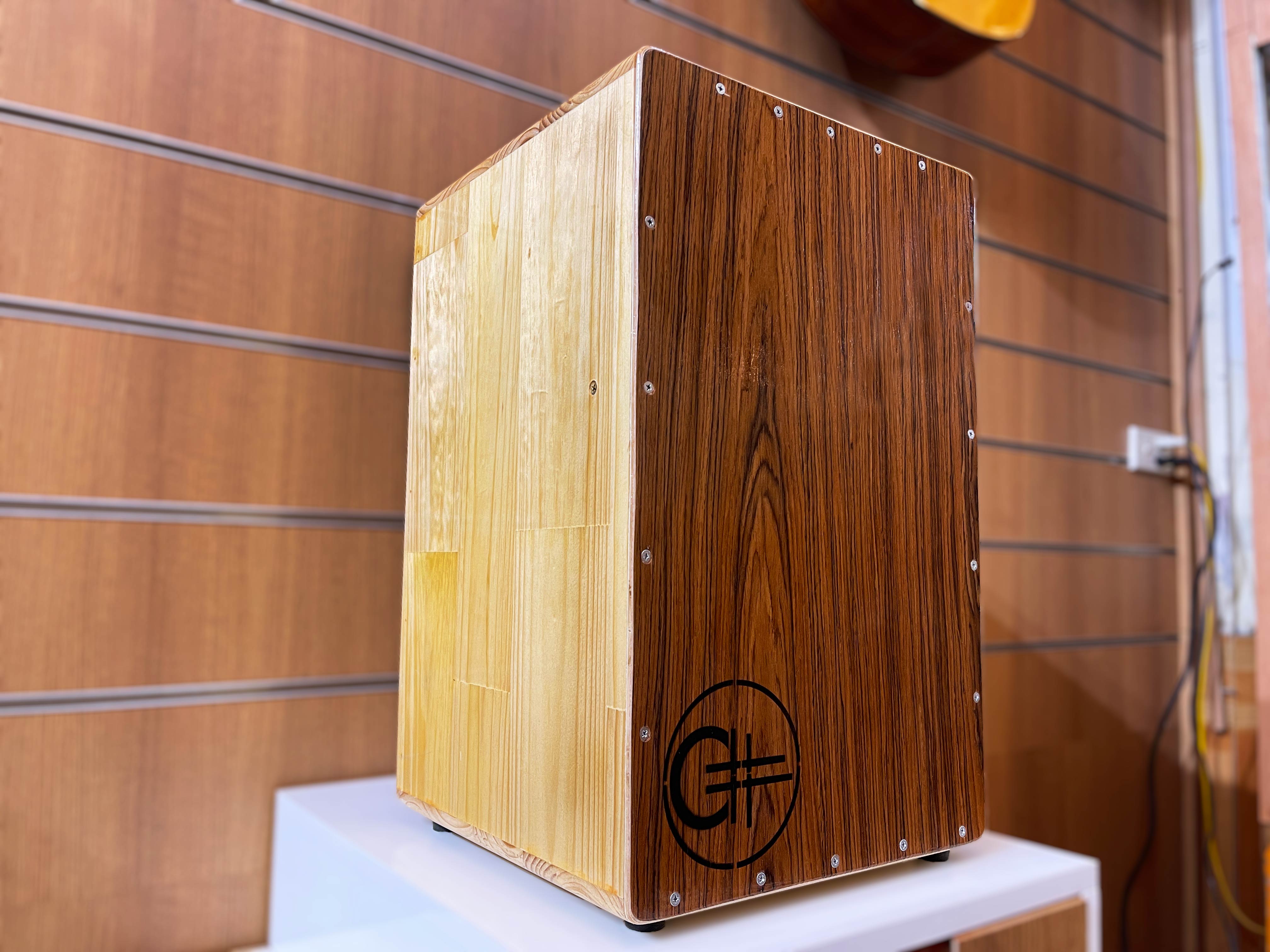 Trống Cajon T6A-N2022 (có cần gạt kim loại)