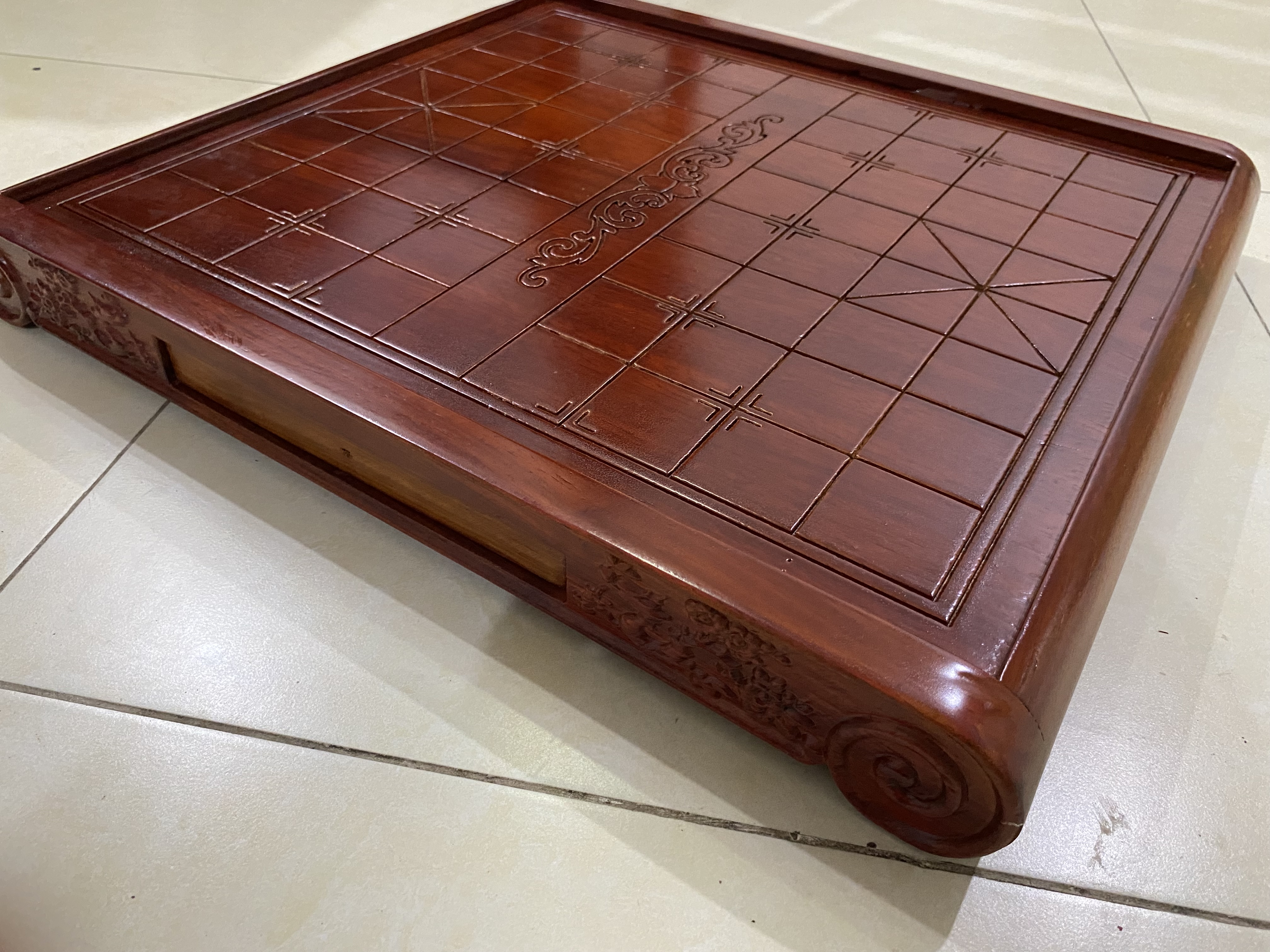 Bộ Bàn Cờ Tướng Cuốn Thư  Gỗ Hương 3 Đúc KT 55 x 60 x 7 cm. Quà Tặng Cao Cấp