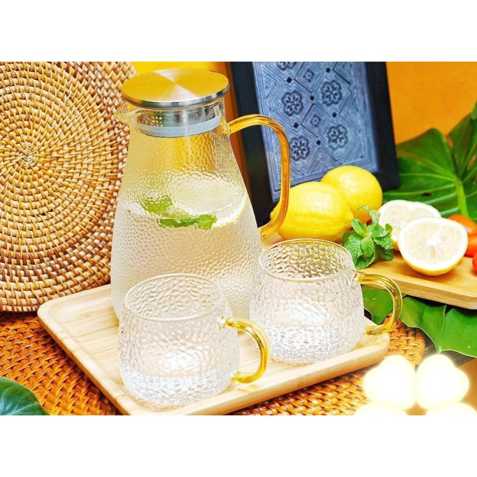 Combo bình đựng nước thủy tinh kèm 6 cốc vân sần thấp và khay gỗ
