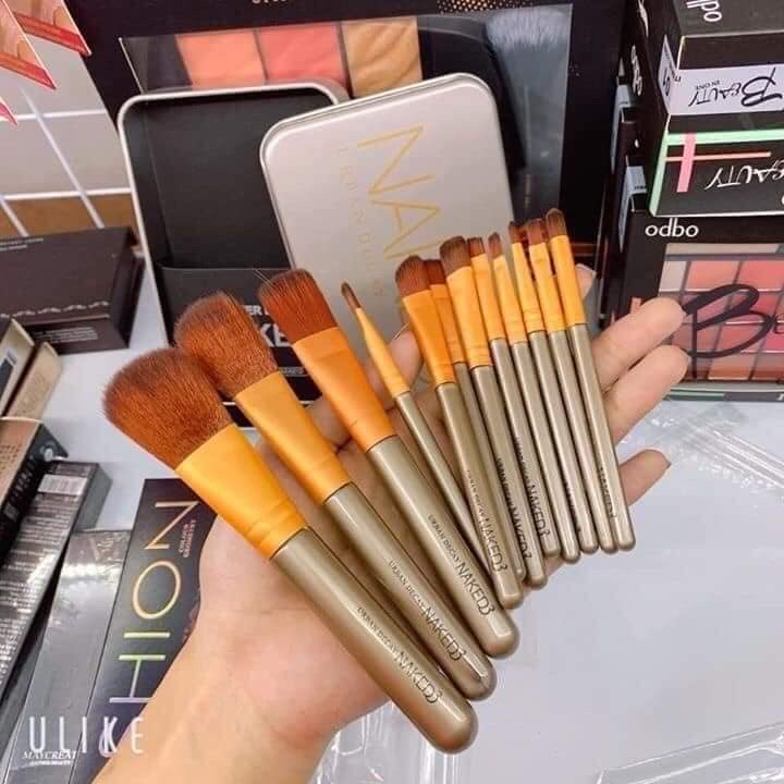 Bộ cọ tán phấn 12 món kèm hộp đựng đa năng cao cấp ,đầu cọ mềm mịn và bám phấn , cán cọ dài thích hợp khi cầm ,thiết kế tinh xảo , tạo nên sự tươi mới ,trẻ trung ,tự nhiên xinh đẹp giúp  trang điểm một cách dễ dàng và nhanh chóng nhỏ gọn và tiện dụng