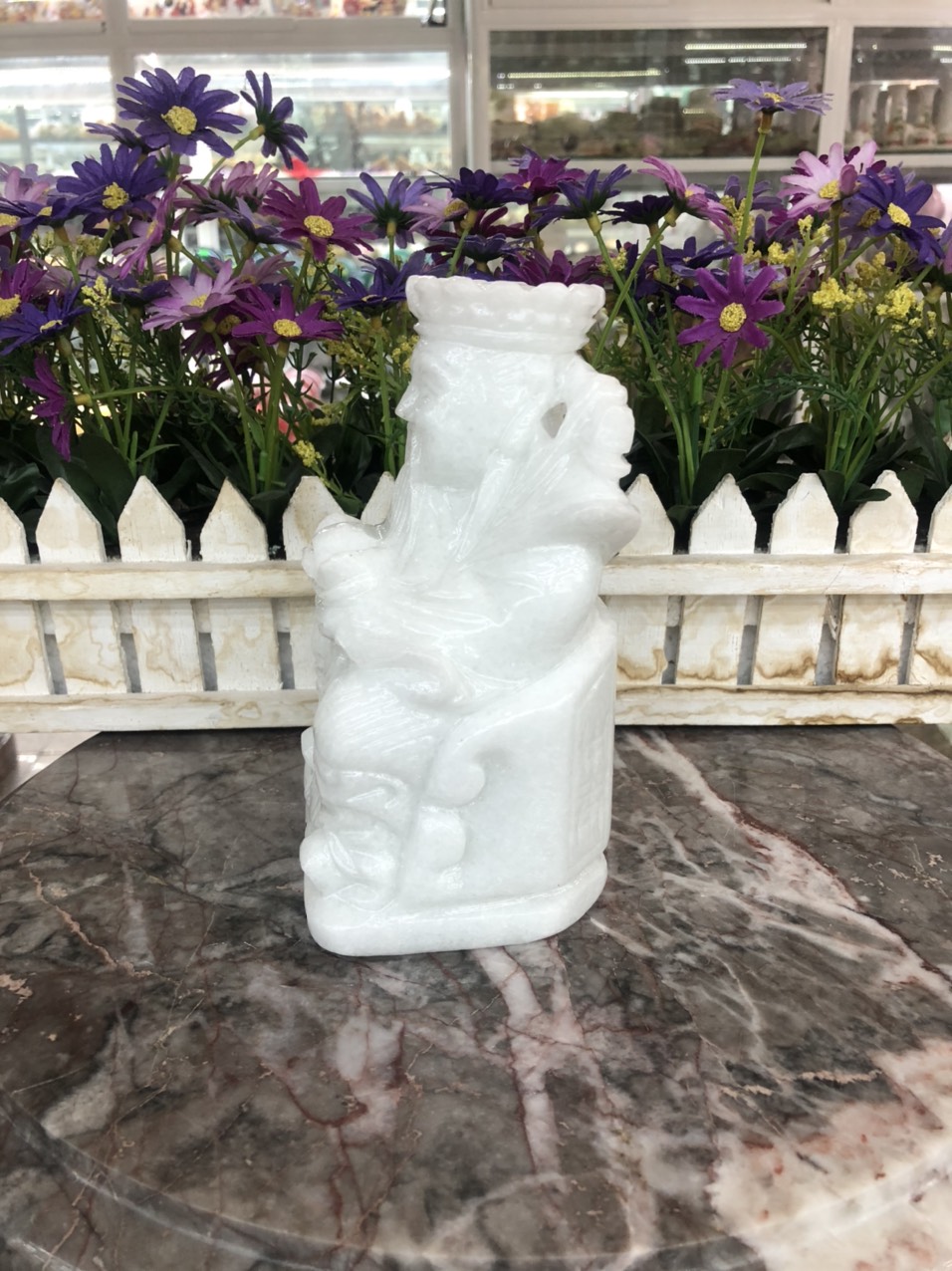 Tượng ông Kim Tiền cầm thỏi vàng kim nguyên bảo phong thủy mang lại may mắn tài lộc đá cẩm thạch trắng đặt bàn thờ thần tài - Cao 15 cm