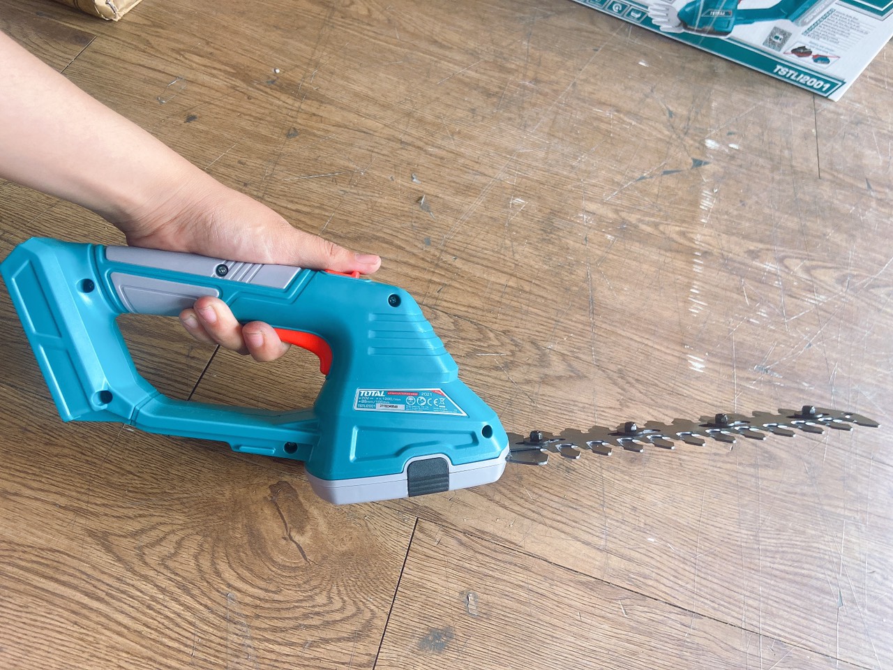 Máy cắt hàng rào dùng pin Lithium-Ion 20V total bao gom pin sạc TSTLI2001px