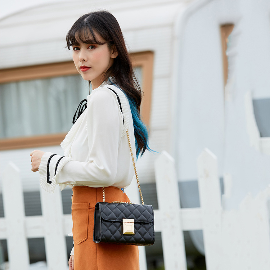 Túi Đeo Chéo Vân Nổi Khóa Vuông T111 Đen