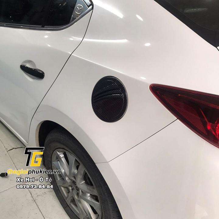Ốp nắp đậy bình xăng Mazda 3 2015-2019 vân Carbon