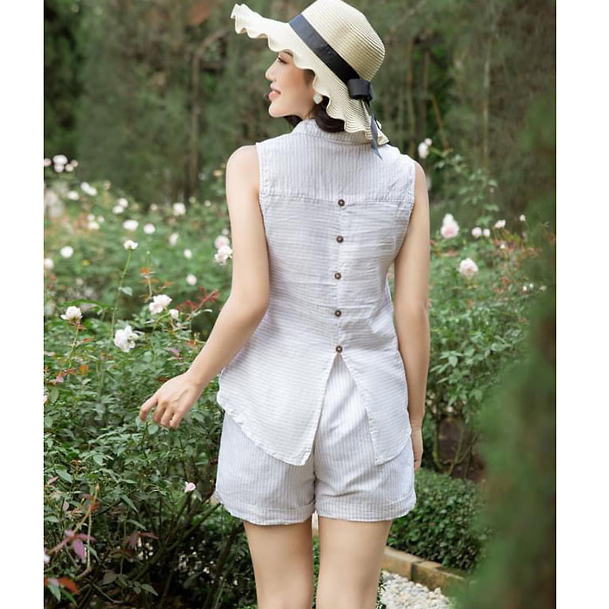 Set bộ đi chơi linen kẻ sọc nhỏ áo ghile dáng lửng kèm quần short trẻ trung