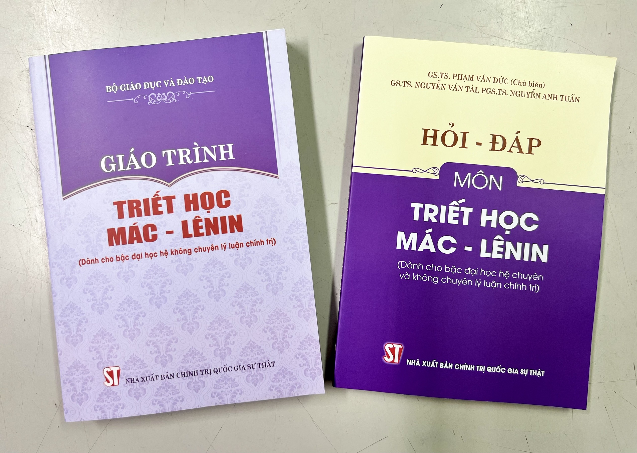 Combo Giáo trình Triết học Mác - Lê nin + Hỏi - đáp môn Triết học Mác - Lê nin (Dành cho bậc đại học hệ chuyên và không chuyên lý luận chính trị)