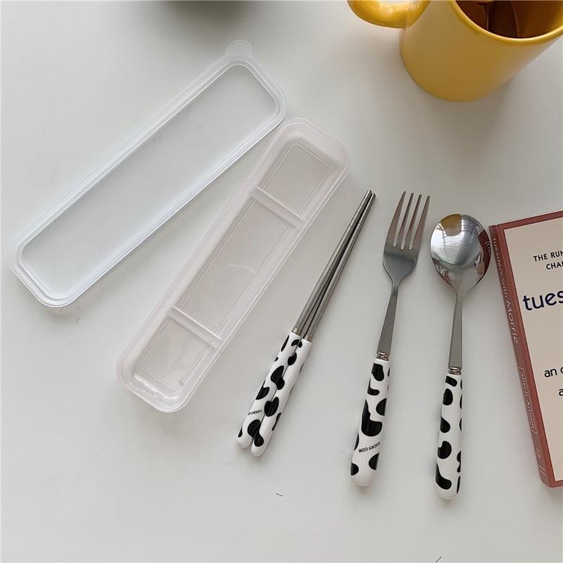 Bộ đũa thìa inox cá nhân hoạ tiết bò sữa dễ thương  - Set 3 thìa đũa muỗng văn phòng, dã ngoại, du lịch