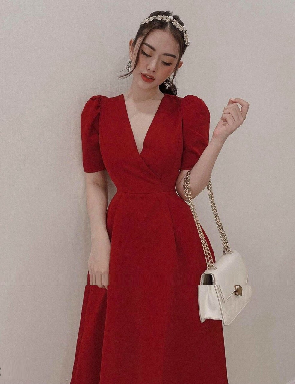 NHẸ NHÀNG, SANG TRỌNG CÓ TRONG MẪU ĐẦM TIỂU THƯ CỔ V, TAY LỮNG PHỒNG CÁCH ĐIỆU, HÀNG THIẾT KẾ LOẠI 1