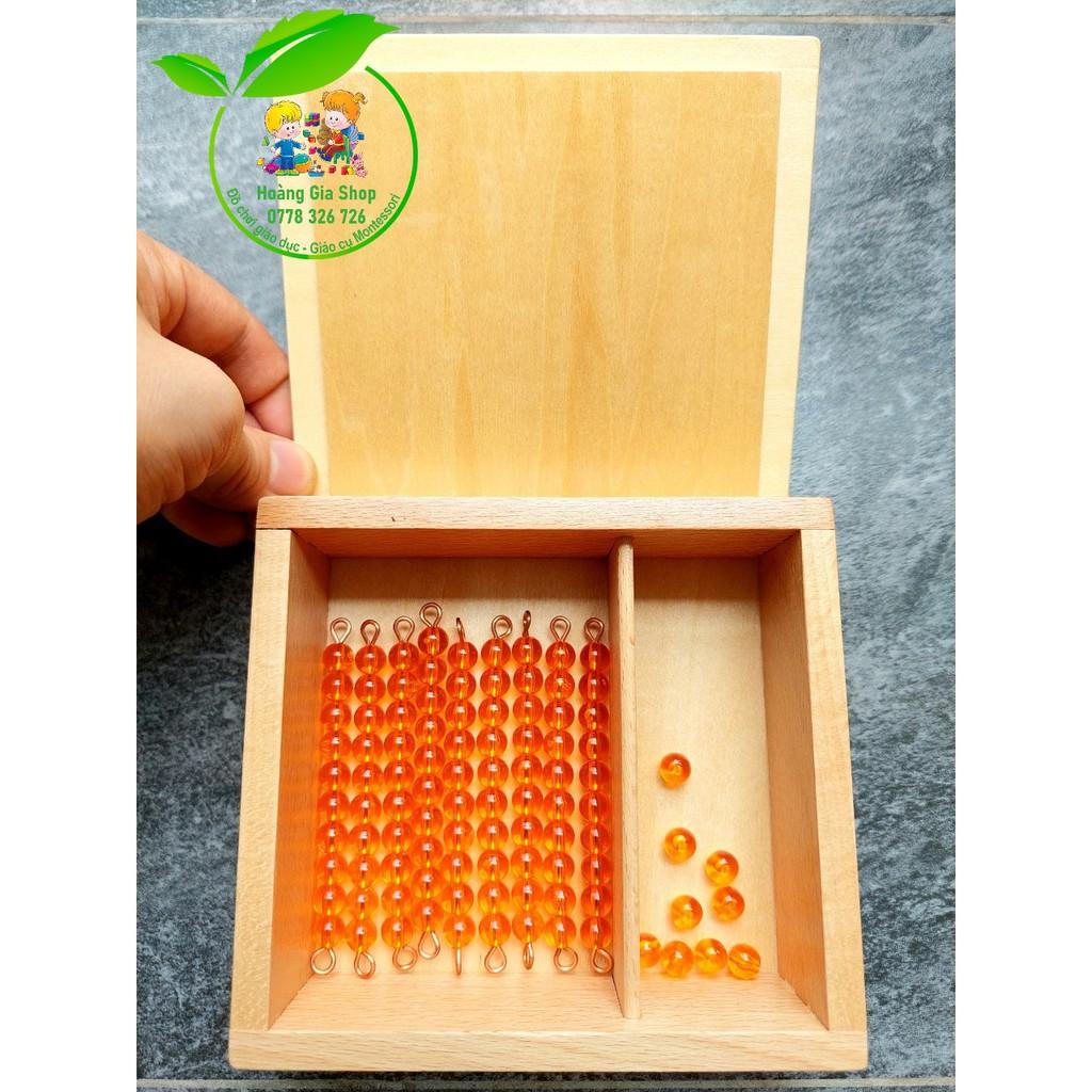 Dây cườm đơn màu chơi với bảng hàng chục Montessori