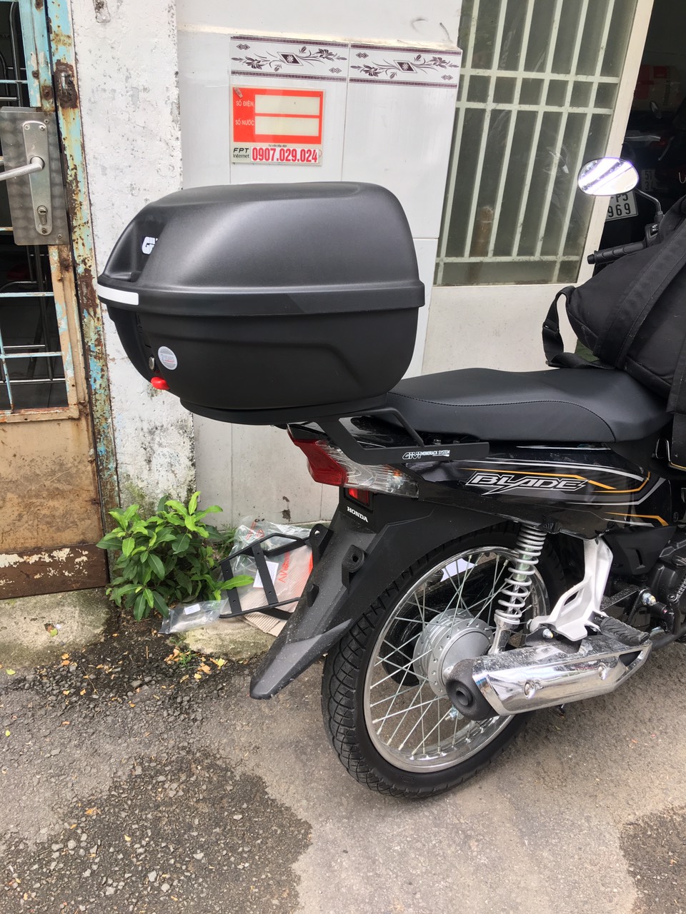 Thùng Givi E26N kèm đế, ốc gắn, thùng Givi 26 lit gắn sau xe máy