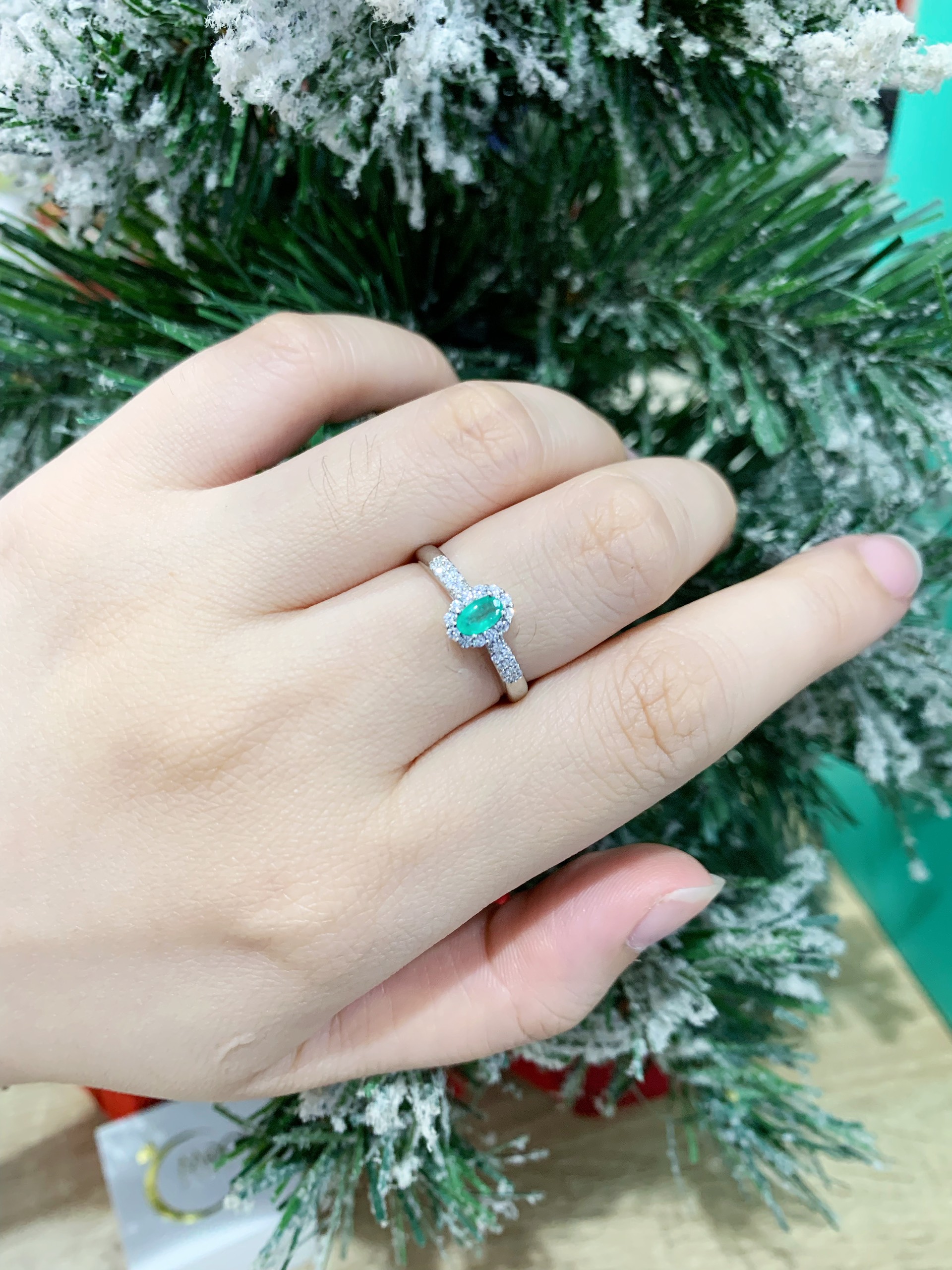 Nhẫn đính đá Emerald thiên nhiên - MOON Jewelry