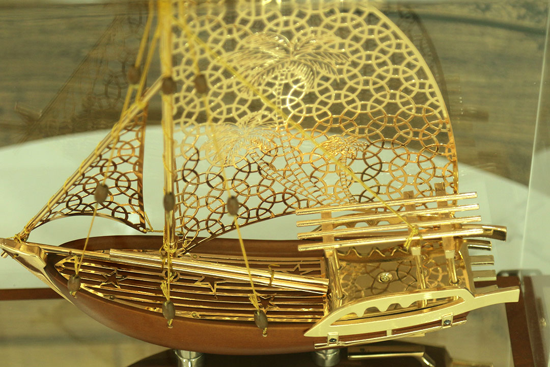 Quà tặng Tết 2021 cao cấp - Mô hình thuyền buồm mạ vàng 24k mẫu mới