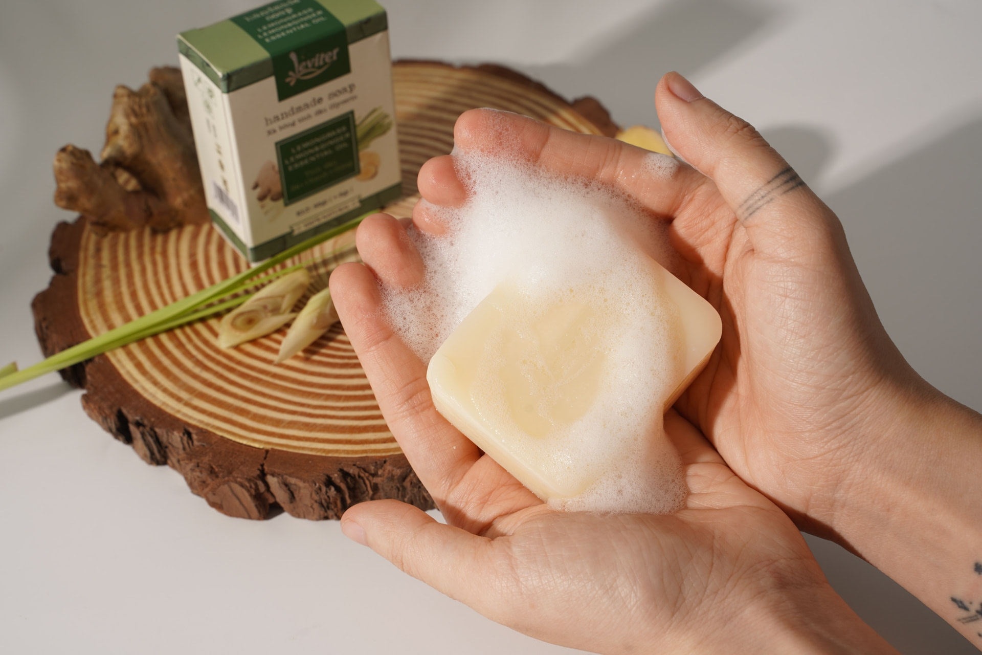 Xà bông tinh dầu Glycerin Leviter Soap Tinh Dầu Sả Chanh &amp; Gừng Phương Pháp Cold Process Soap