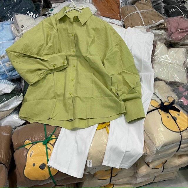Set áo sơ mi xanh bơ oversize kèm quần suông trắng hack dáng
