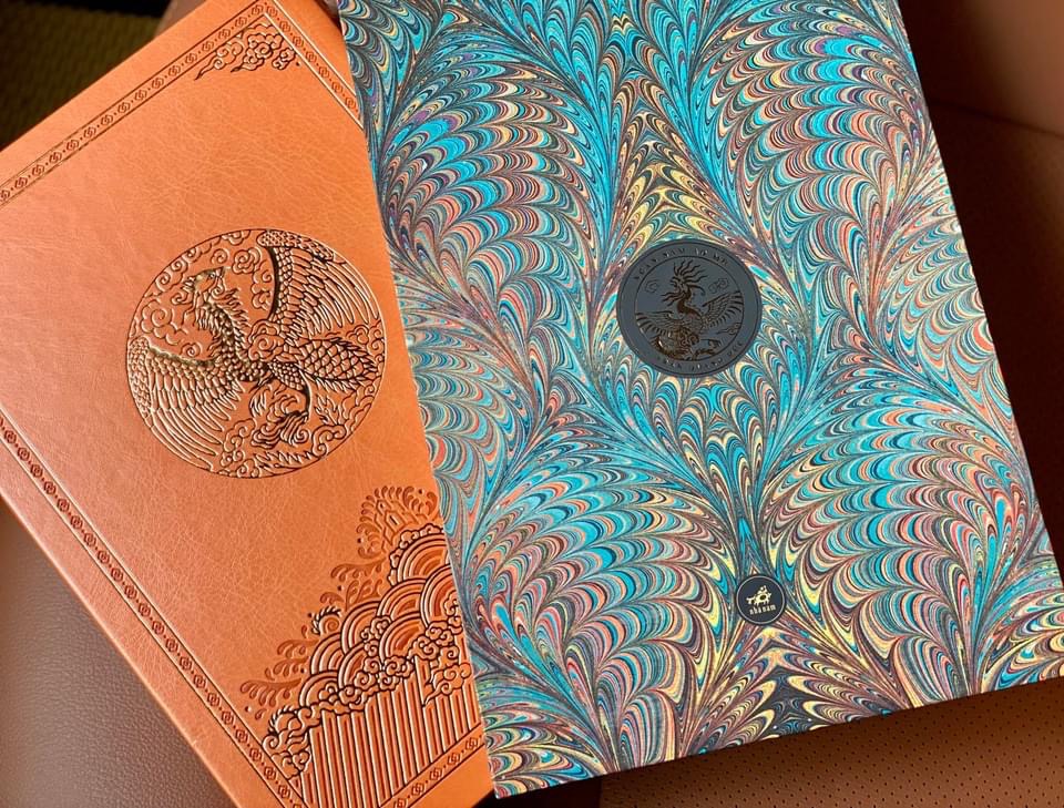 ẤN BẢN BÌA DA PU CAO CẤP VÀ GIỚI HẠN - NGÀN NĂM ÁO MŨ - TRẦN QUANG ĐỨC -