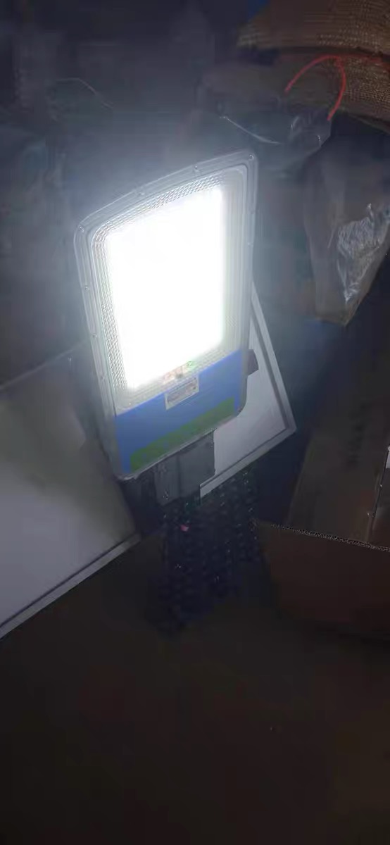 Đèn Đường Năng Lượng Mặt Trời 600w Sáng Nguyên Đêm