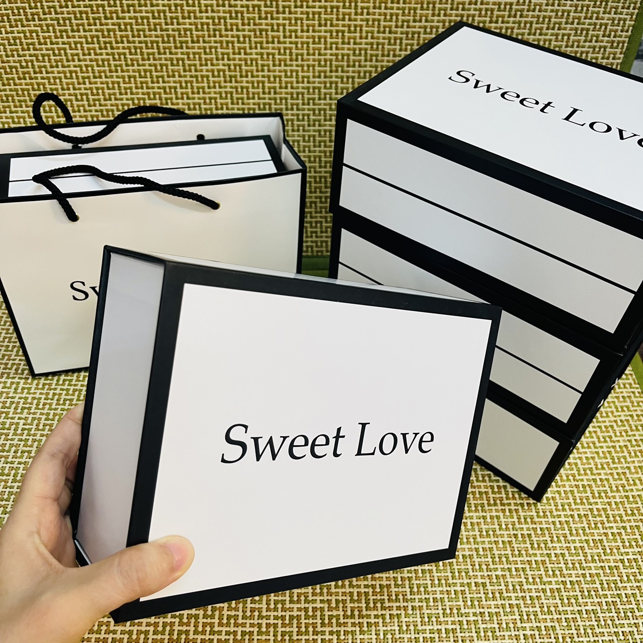 Hộp túi quà sweetlove thiết kế sang trọng, lãng mạn, chất liệu cứng cáp