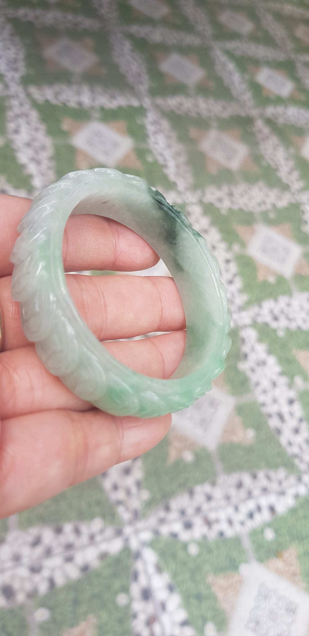 Vòng tay đá ngọc Cẩm Thạch dãy Đồng Tiền Tự nhiên Size 48mm x cao 13mm x dầy 7mm Màu trắng bóng ngọc ngà điểm xanh nhẹ đẹp may mắn tài lộc Nữ mệnh kim mệnh thủy tay nhỏ 35kg - 48kg đeo ạ
