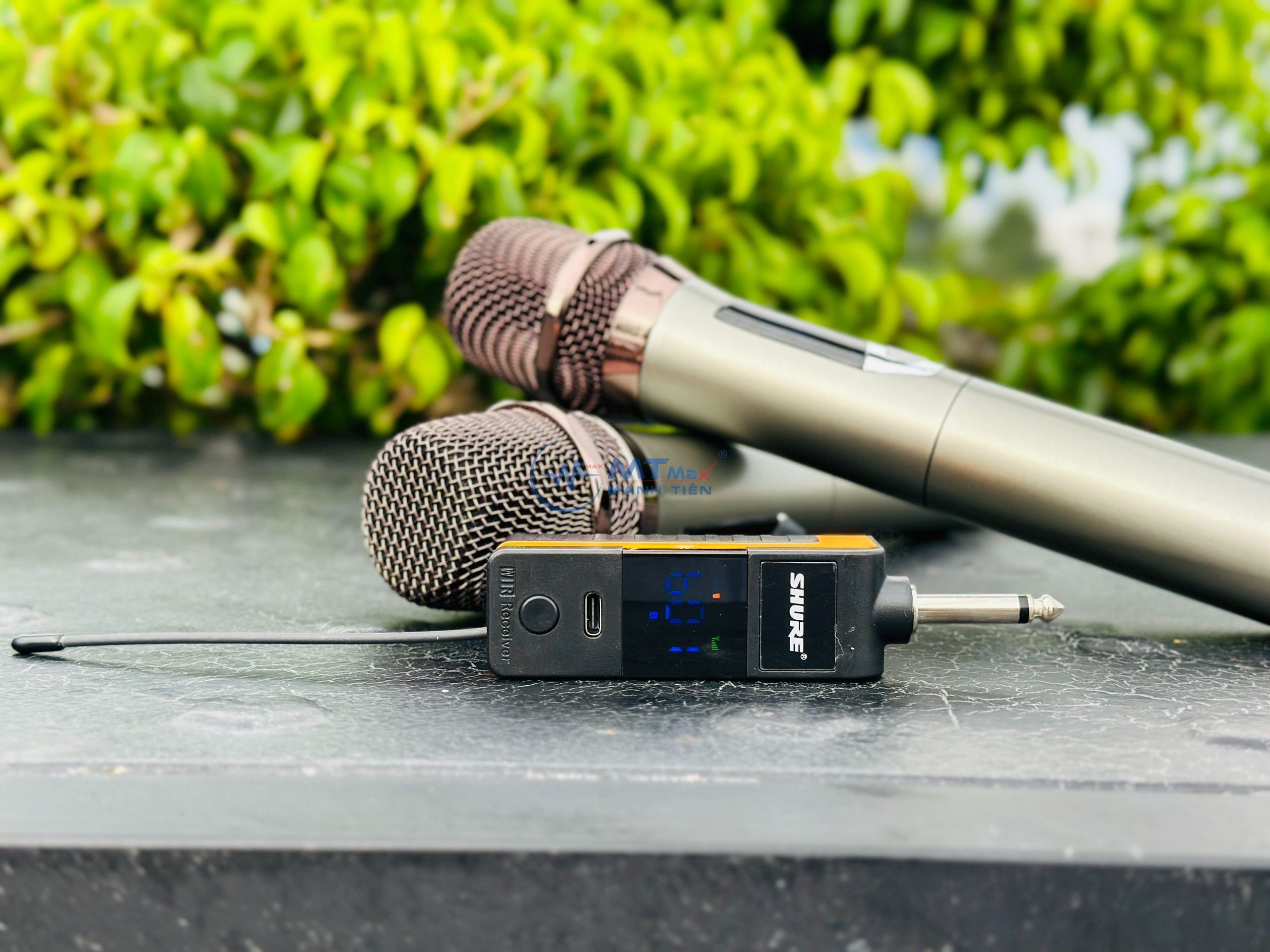 Micro Không Dây Đa Năng Shure SM-819 - Micro Karaoke Cao Cấp Tích Hợp Sạc Pin Trực Tiếp Ngay Trên Micro, Âm Thanh Mượt Mà Bắt Sóng Lên Đến 25m hàng chính hãng