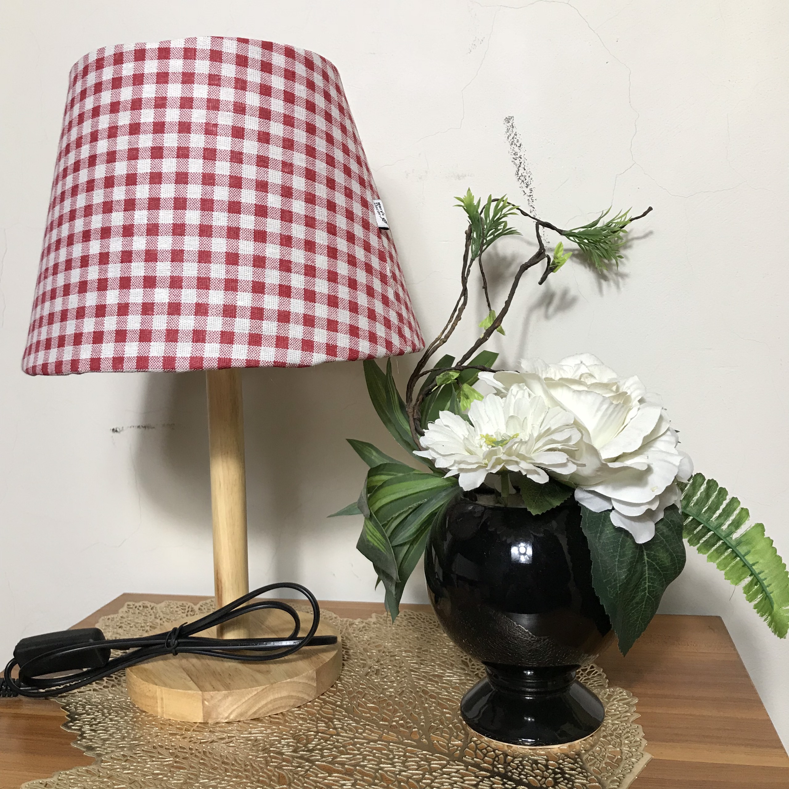 Đèn ngủ DB-A03 CARO ĐỎ, đèn bàn ngủ chân gỗ cao cấp, chao vải bố linen dễ thương, công tắc bật tắc, tặng kèm bóng