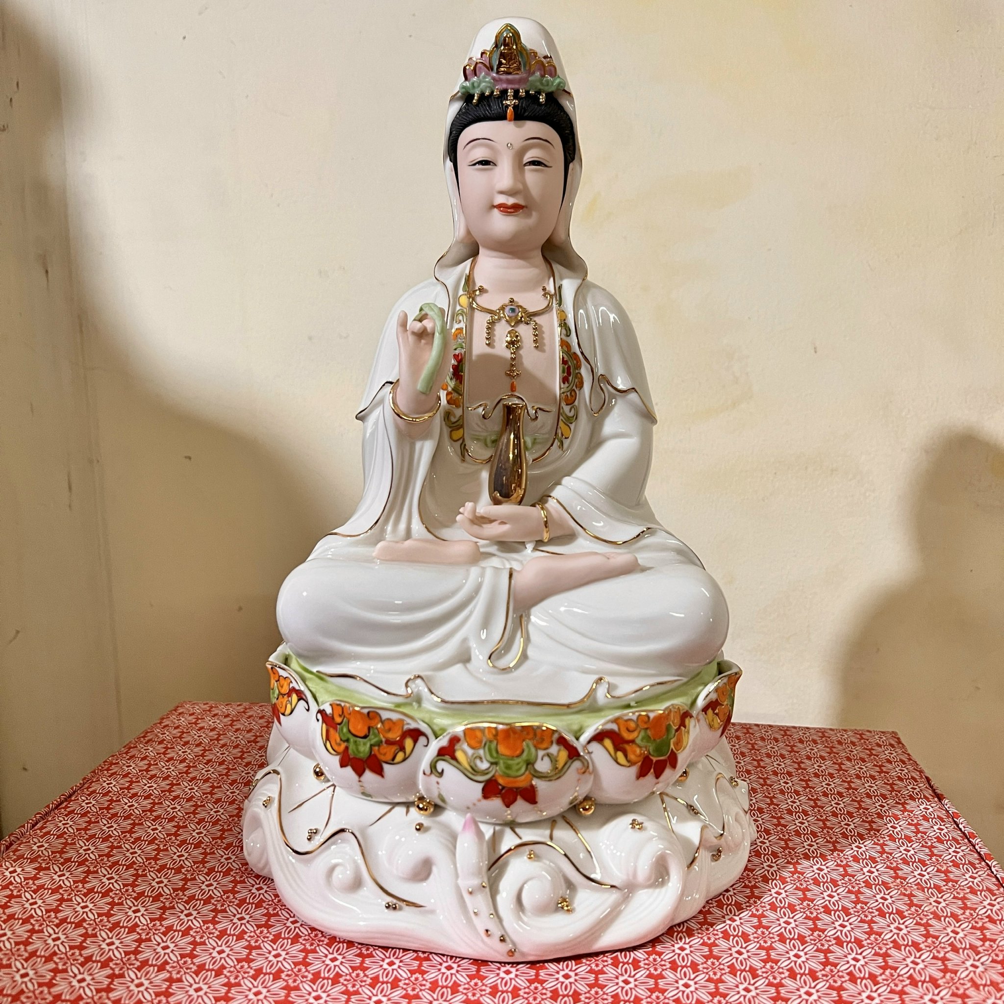 Tượng Quan Âm gốm sứ cao cấp ngồi trên đài sen cao 30.5cm