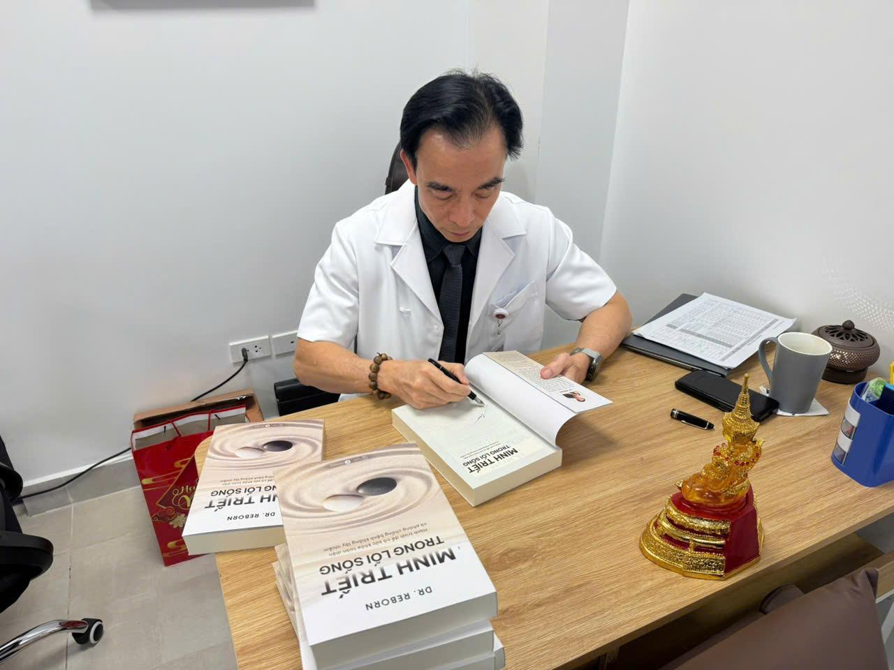 Sách - Minh Triết Trong Lối Sống - Hành Trình Để Có Sức Khoẻ Toàn Diện Và Phòng Chống Bệnh Không Lây Nhiễm - Kèm Chữ Ký Tác Giả