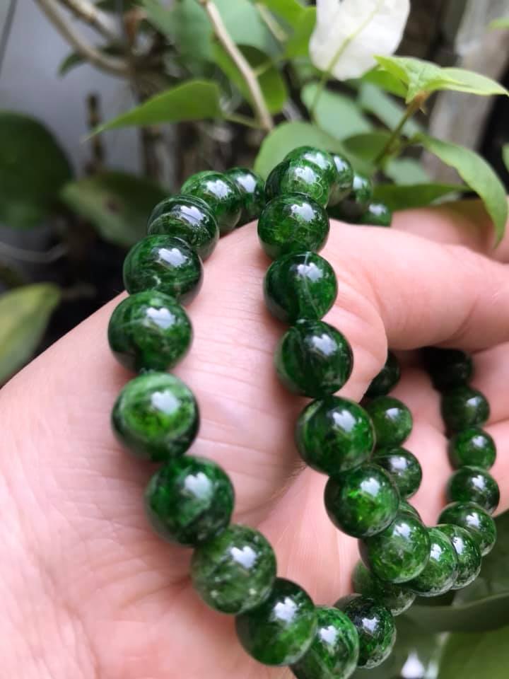 VÒNG TAY ĐÁ DIOPSIDE 10MM ĐẸP XUẤT SẮC LUÔN 100% ĐÁ DIOPSIDE TỰ NHIÊN CAO CẤP ĐẸP ĐEO SANG TAY NỮ MỆNH MỘC MỆNH HỎA CHUẨN HỢP MÀU XANH LÁ NGỌC SÁNG BÓNG ĐẸP XINH