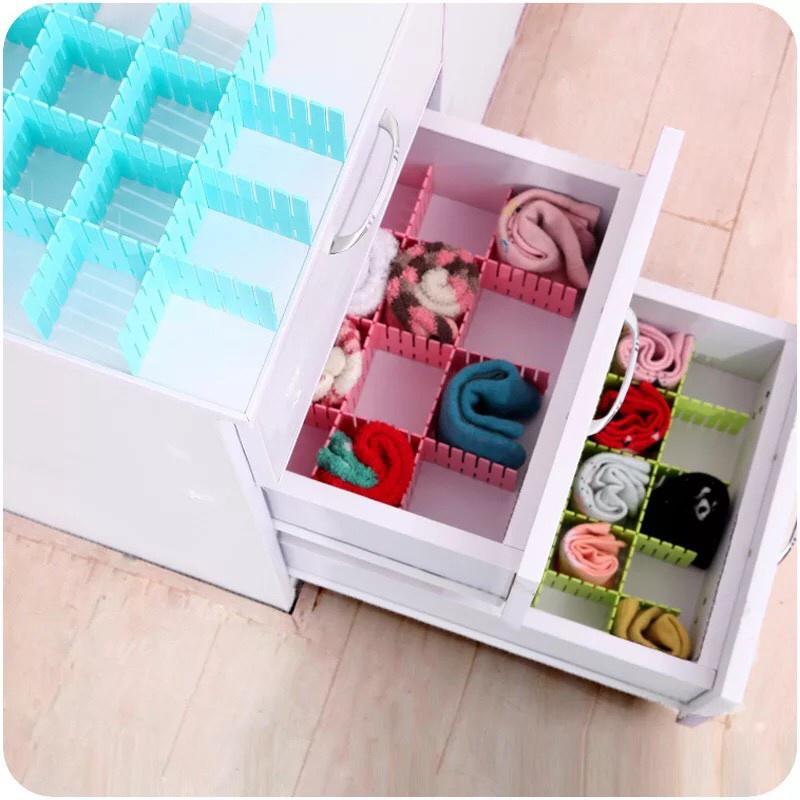 Set bộ 4 mếngTấm Vách Chia Ngăn Tủ được thiết kế đa năng, đặt trong các hộc bàn, kệ tủ... giúp phân chia ngăn kéo tủ