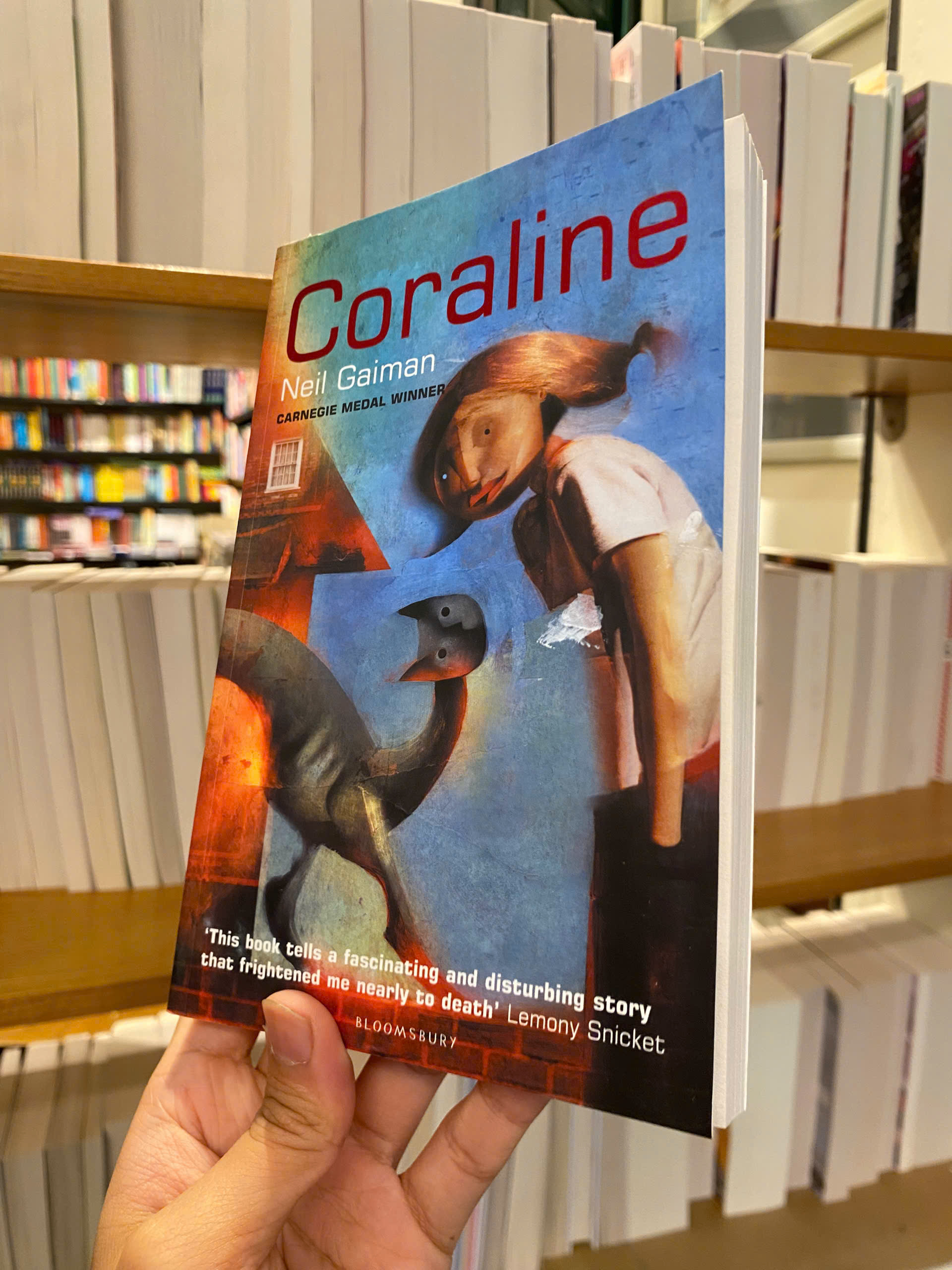 Sách - Coraline by Neil Gaiman - Fantasy/Horror/Fiction book in English - Sách Ngoại Văn Nhập Khẩu