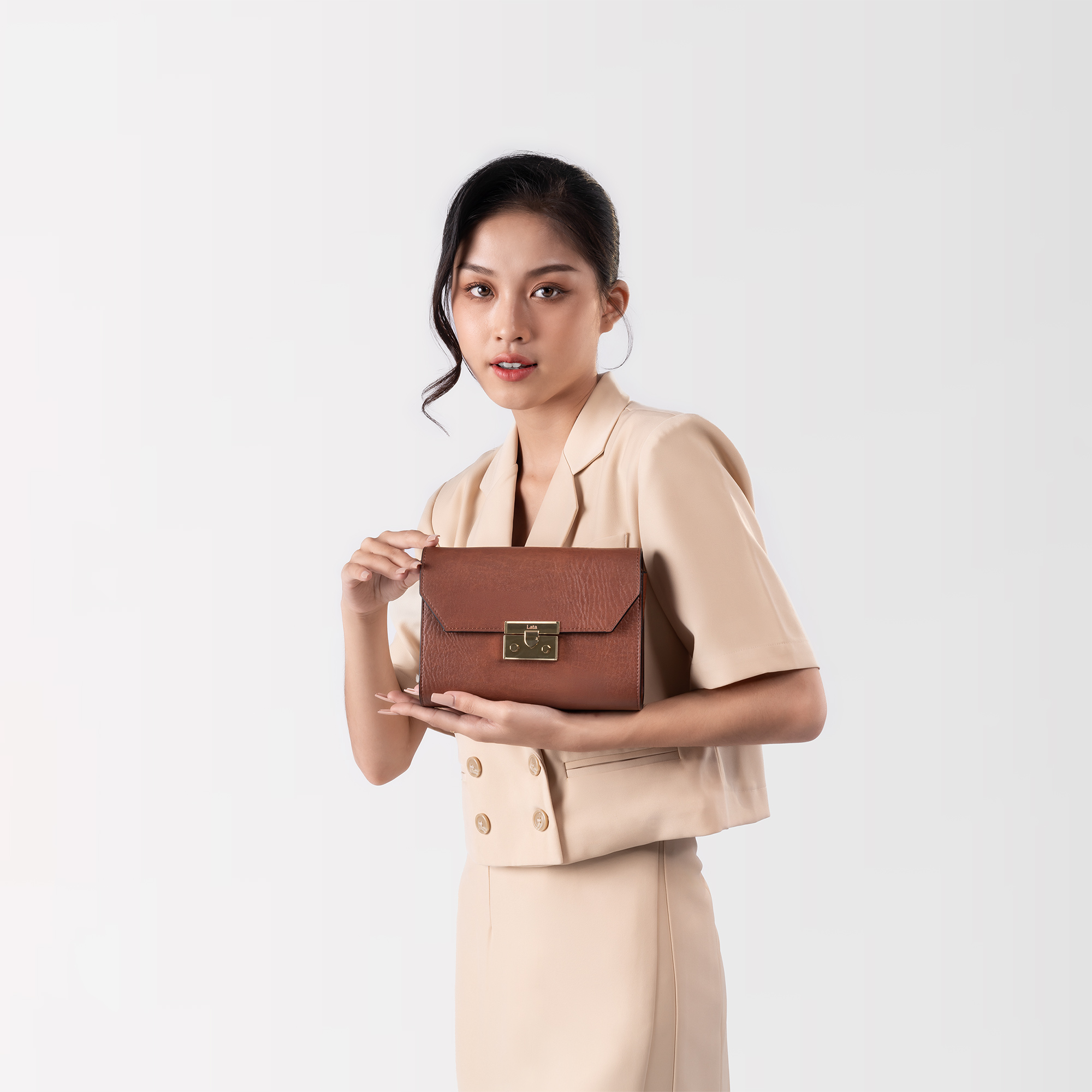 Túi đeo chéo da nữ khóa nhấn Lata HN100