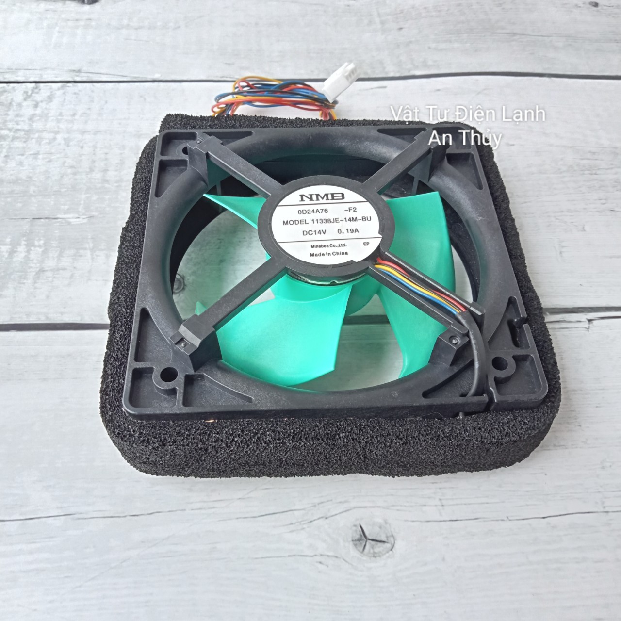 Quạt Tủ Lạnh TOSHIBA 14V 4 Dây Kích Thước 11.3cm x 11.3cm Cách Xanh MODEL 11338JE-14M-BU (HÃNG NMB)