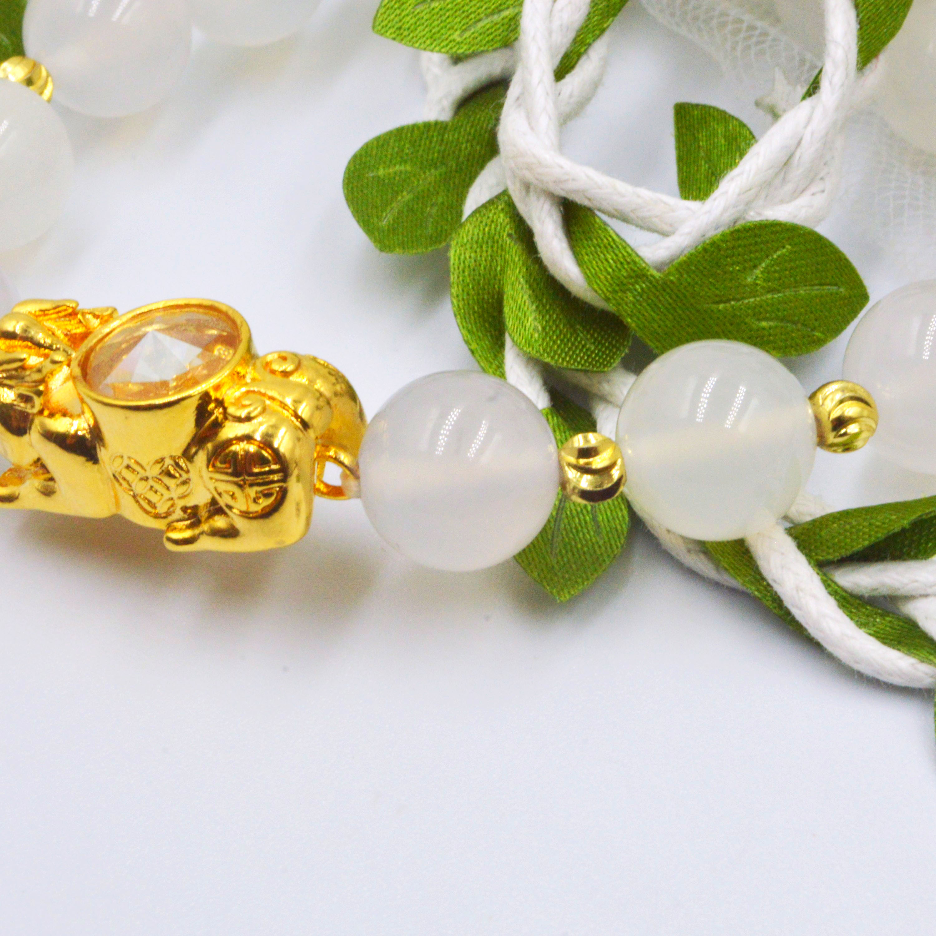 VÒNG TAY TỲ HƯU HỢP KIM VÀNG ĐẾ NAM CHÂM XOAY PHỐI BẠCH NGỌC 10 MM