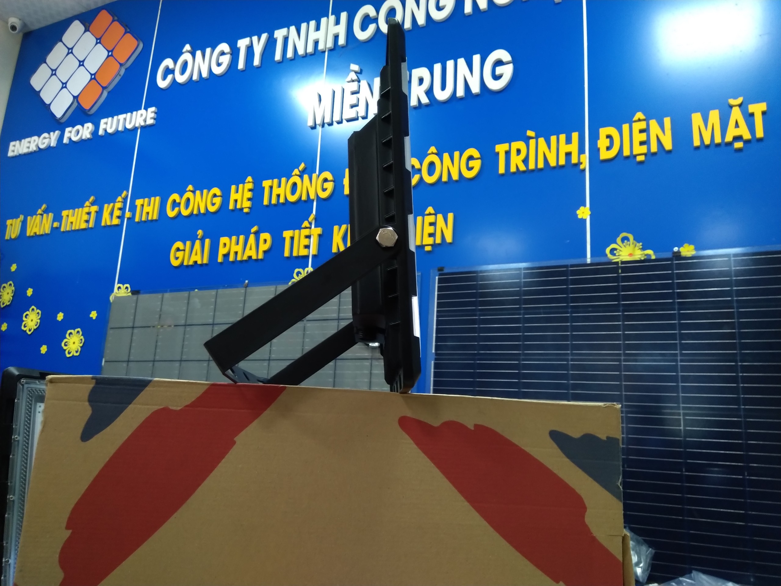 Đèn pha NLMT công suất 70W - JD770