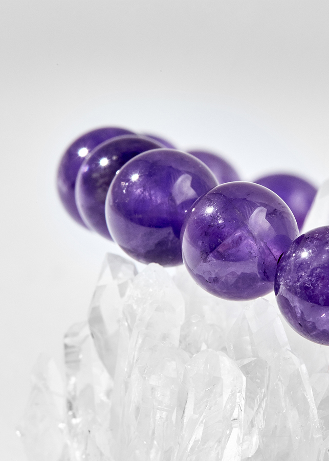 Vòng tay thạch anh tím charm hoa văn Ngọc Quý Gemstones