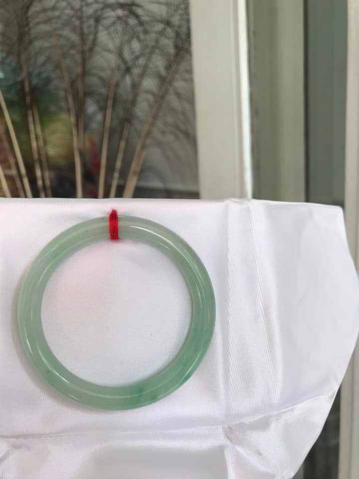 Vòng Tay Nữ Đá Cẩm Thạch Tự Nhiên TR LÝ A Sao 47 Size vòng 47mm x dầy 7mm màu Xanh Ngọc Nhẹ nhàng Bóng đều đẹp Nữ Tay nhỏ mệnh Mộc Hỏa Thủy cân nặng 35kg - 47kg đeo bóng đẹp ạ
