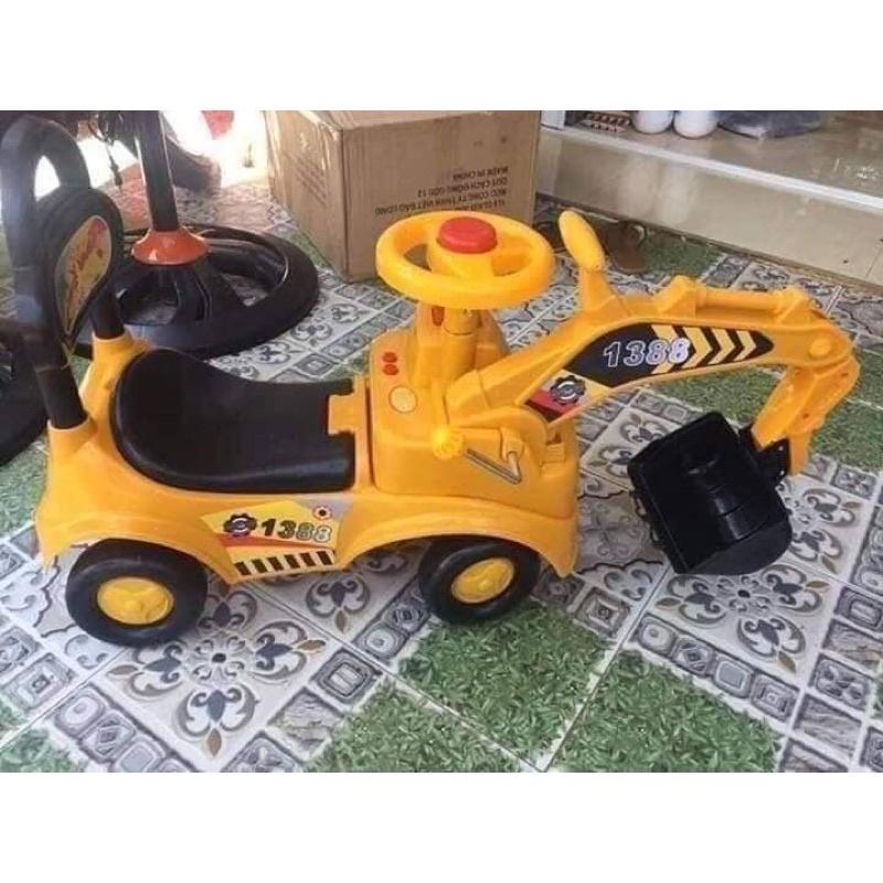 Xe cẩu chòi chân cho bé