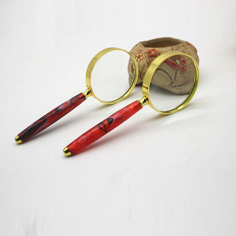 Kính Lúp 8X Cầm Tay 62mm - Giao màu ngẫu nhiên