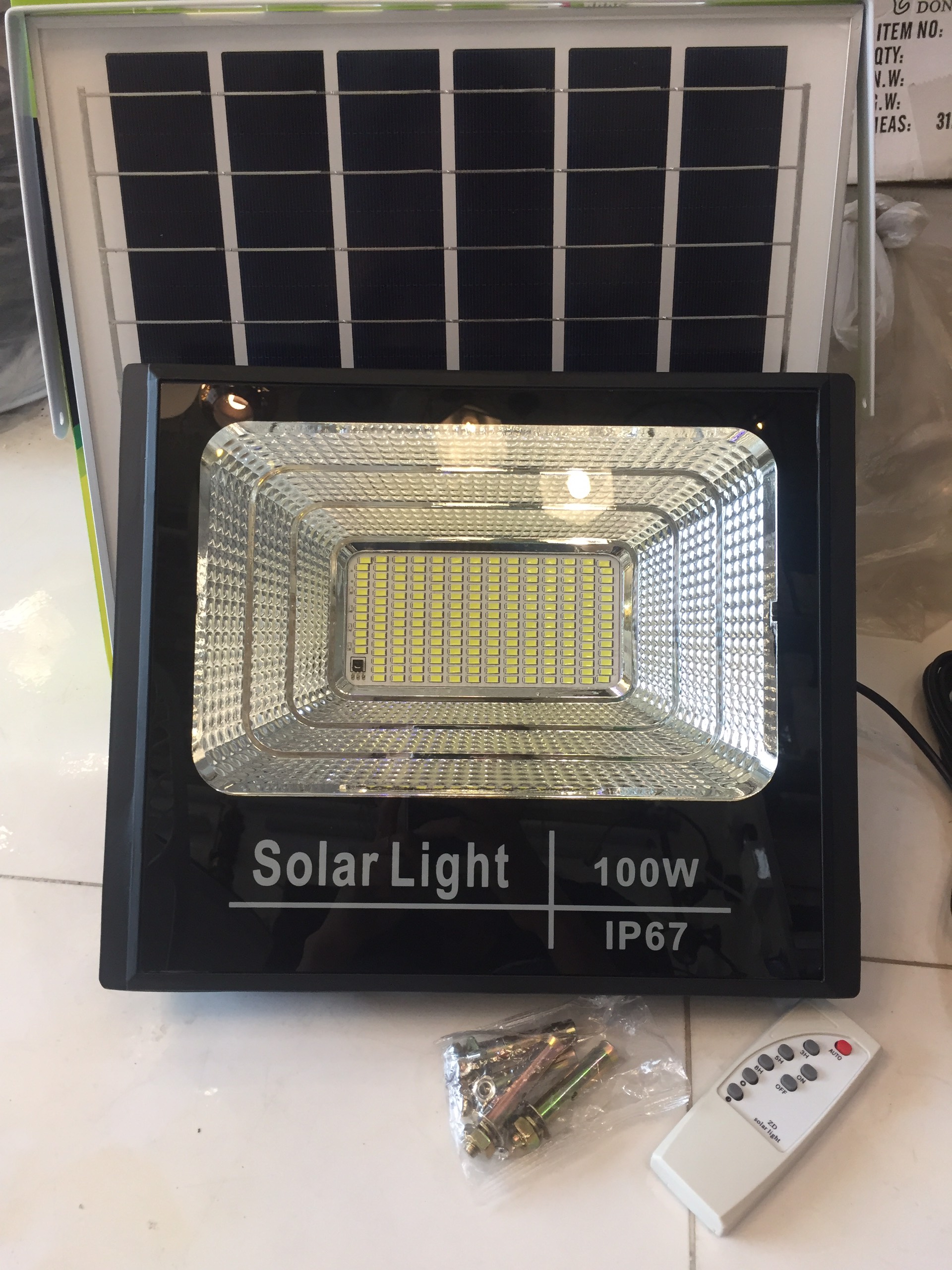 Đèn pha LED năng lượng mặt trời 100W - RB LIGHTING