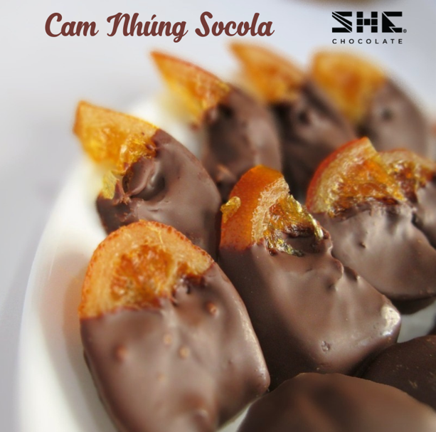 [Trái cây nhúng] Cam nhúng Socola - SHE Chocolate  - 100g Hũ Pet - Đồ ăn vặt từ Trái cây sấy dẻo và socola tạo nên hương vị mới lạ thơm ngon và bổ dưỡng, tốt cho sức khỏe. Thích hợp ăn vặt văn phòng